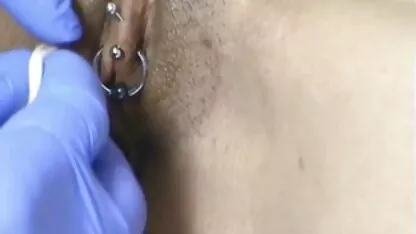 Madre con falda larga acariciando a sí misma en el sofá, baja el mejor porno de costa rica sus medias