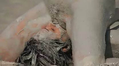 Dos hombres negros empujan a una madre en medias Consolador, luego empujó su pene costa rica xxx videos en la vagina y el ano.