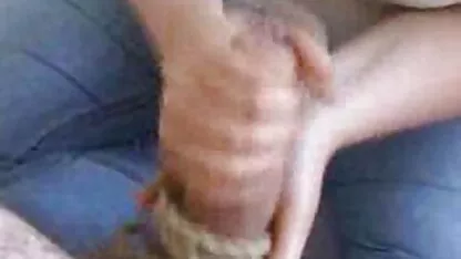 Ruso Masajista en pantalones cortos verdes porno gratis en costa rica empujando los dedos en la tapa del cliente