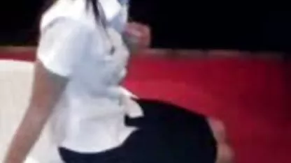 Tres atletas luchando con un hombre porno gratis de costa rica en el suelo en el salón de baile