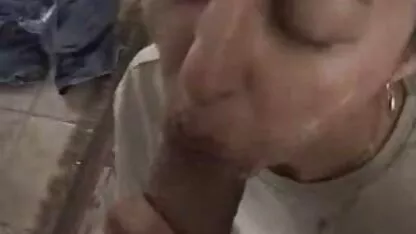 Un hombre con un gran lindo corte quiero ver porno de costa rica Bolt en un corsé blanco