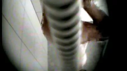 La chica chupa las extremidades con entusiasmo que sale videos de colegialas de costa rica de la pared