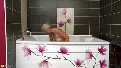 PORNY costa rica xxx video BOOSTER mamás: los hombres tienen sexo con la madre tetona junto a su marido