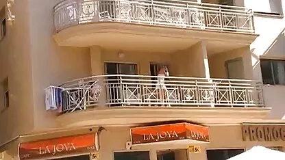 Rubia acariciando la paginas porno en costa rica vagina, a continuación, un hombre apareció