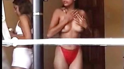 Belleza morena en costa rica girls xxx camisa blanca chupando la polla de su pareja