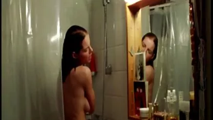 Dos chicas teniendo sexo con un videos de colegialas de costa rica amigo en el dormitorio