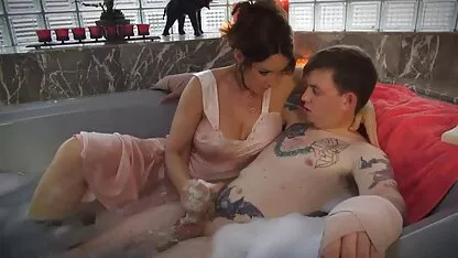 Ruso parejas chupar guapiles porno delante de la cámara