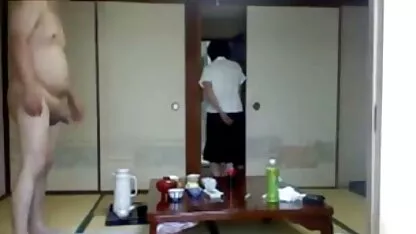 Infiel mujer vestida con pantalones cortos rojos joven chupar la polla para el amante, y trae este proceso porno gratis de costa rica para el teléfono