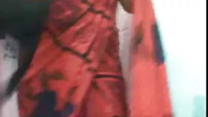 Jinete Conduce un cubo de hielo sobre el videos xxx de modelos de costa rica pus de una niña y empuja una sección en un almacén