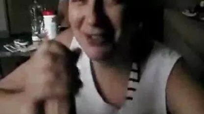 La boca de un hambriento chupar a videos pornos caseros en costa rica través del agujero en la pared