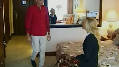 Morena madura se golpeó en toda la hendidura con el jefe en videos xxx cr el sofá rojo