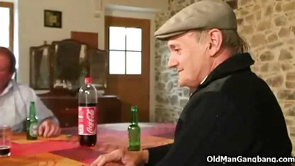 Hombre de fijación rubia en todos los guapiles porno agujeros
